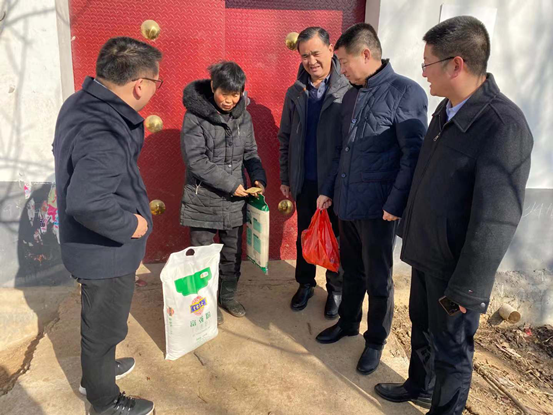 伟德体育直播开奖入口深入登封市颍阳镇宋窑村开展节前走访慰问活动(图2) 伟德体育直播开奖入口深入登封市颍阳镇宋窑村开展节前走访慰问活动(图2)