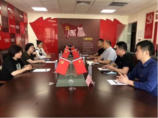 郑州慈善总会走访慰问青商会(图1) 郑州慈善总会走访慰问青商会(图1)