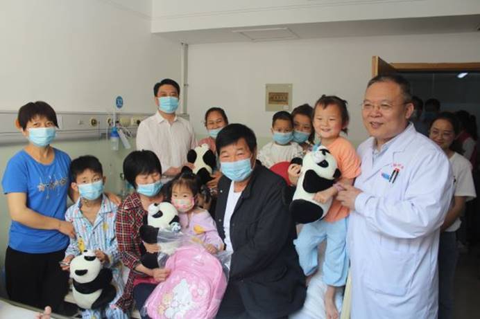 伟德体育直播开奖入口舞阳企业家商会看望慰问患有先天性心脏病患儿及家属(图1) 伟德体育直播开奖入口舞阳企业家商会看望慰问患有先天性心脏病患儿及家属(图1)