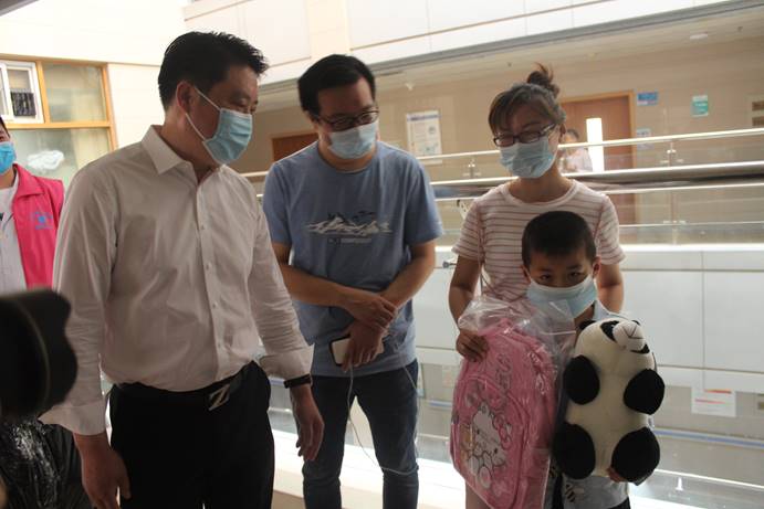 伟德体育直播开奖入口舞阳企业家商会看望慰问患有先天性心脏病患儿及家属(图2) 伟德体育直播开奖入口舞阳企业家商会看望慰问患有先天性心脏病患儿及家属(图2)