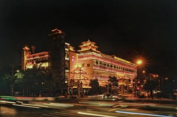 郑州市古玩业会长单位郑州古玩城文化夜市点亮“夜经济”(图1) 郑州市古玩业会长单位郑州古玩城文化夜市点亮“夜经济”(图1)