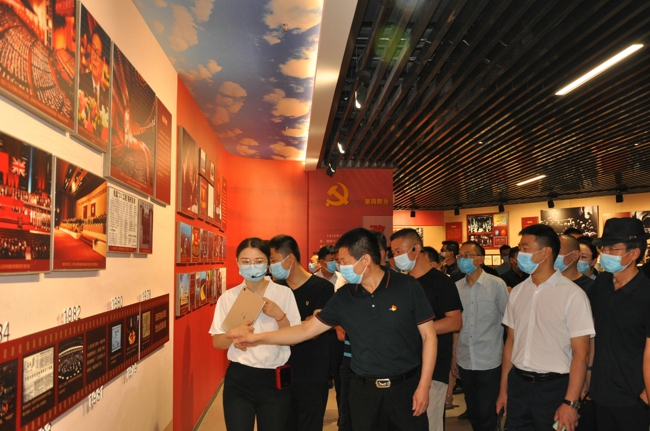 伟德体育直播开奖入口召开学习传达全国两会精神专题会议(图4) 伟德体育直播开奖入口召开学习传达全国两会精神专题会议(图4)