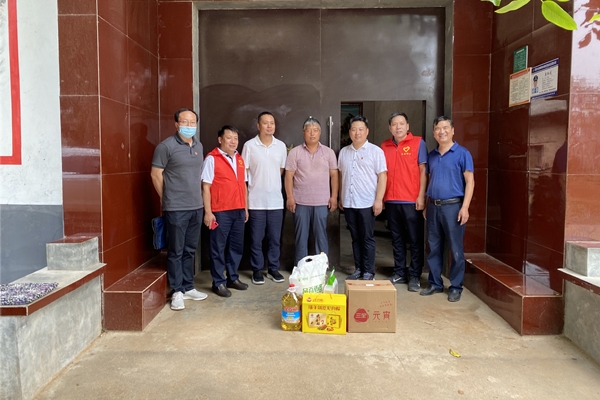 伟德体育直播开奖入口深入登封市颍阳镇宋窑村开展端午慰问活动(图2) 伟德体育直播开奖入口深入登封市颍阳镇宋窑村开展端午慰问活动(图2)