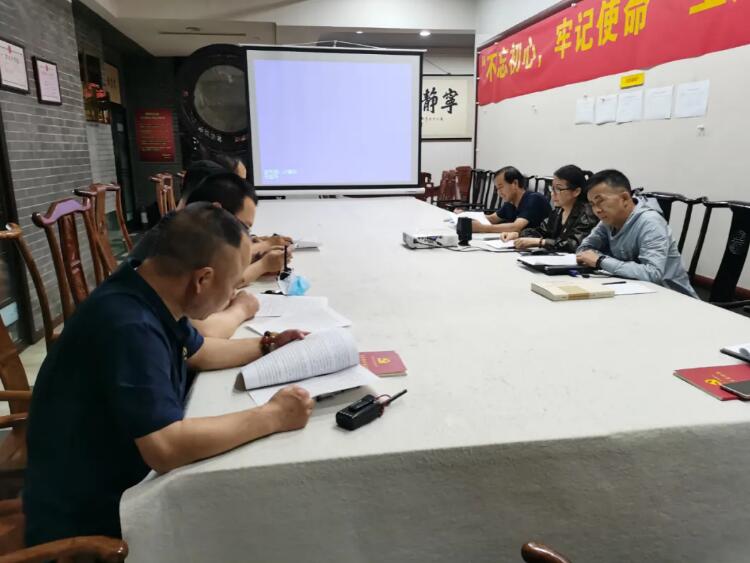 郑州市古玩业商会组织党员学习全国两会精神(图1) 郑州市古玩业商会组织党员学习全国两会精神(图1)