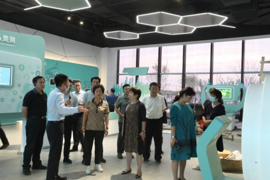 西安市政协副主席史晓红到高新区工商联会员单位调研(图2) 西安市政协副主席史晓红到高新区工商联会员单位调研(图2)