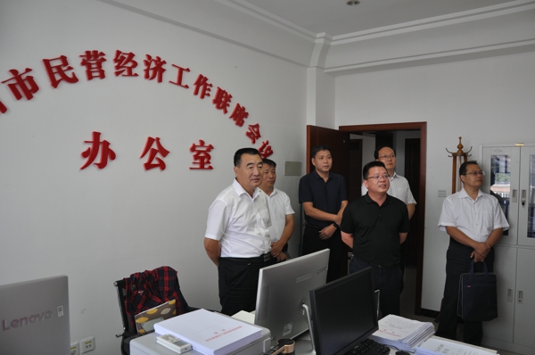 市委常委、统战部长杨福平赴市民营经济工作联席会议办公室现场办公(图1) 市委常委、统战部长杨福平赴市民营经济工作联席会议办公室现场办公(图1)