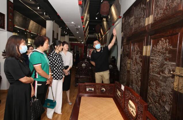 郑州市古玩业商会会长单位郑州古玩城举办文化传承之旅——犍陀罗、翡翠、古典红木家具艺术展(图2) 郑州市古玩业商会会长单位郑州古玩城举办文化传承之旅——犍陀罗、翡翠、古典红木家具艺术展(图2)