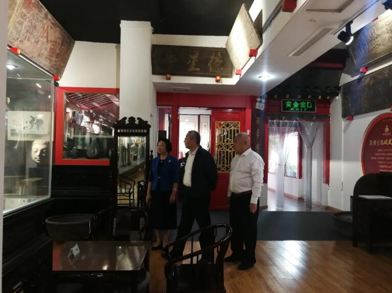 上海市政协副主席、十一届全国工商联副主席王志雄调研郑州市古玩业商会(图1) 上海市政协副主席、十一届全国工商联副主席王志雄调研郑州市古玩业商会(图1)