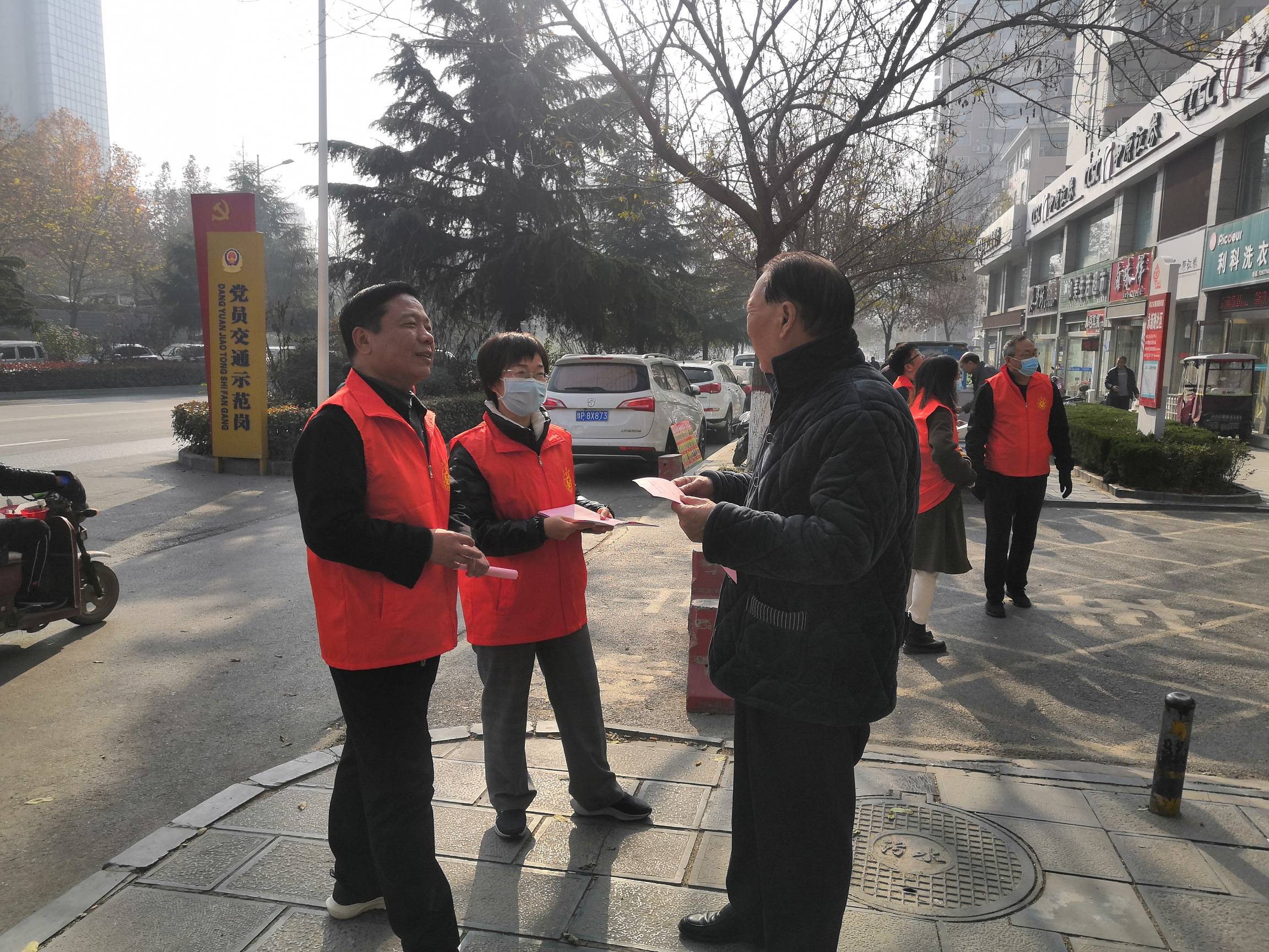 巩义市工商联开展宪法宣传活动(图2)