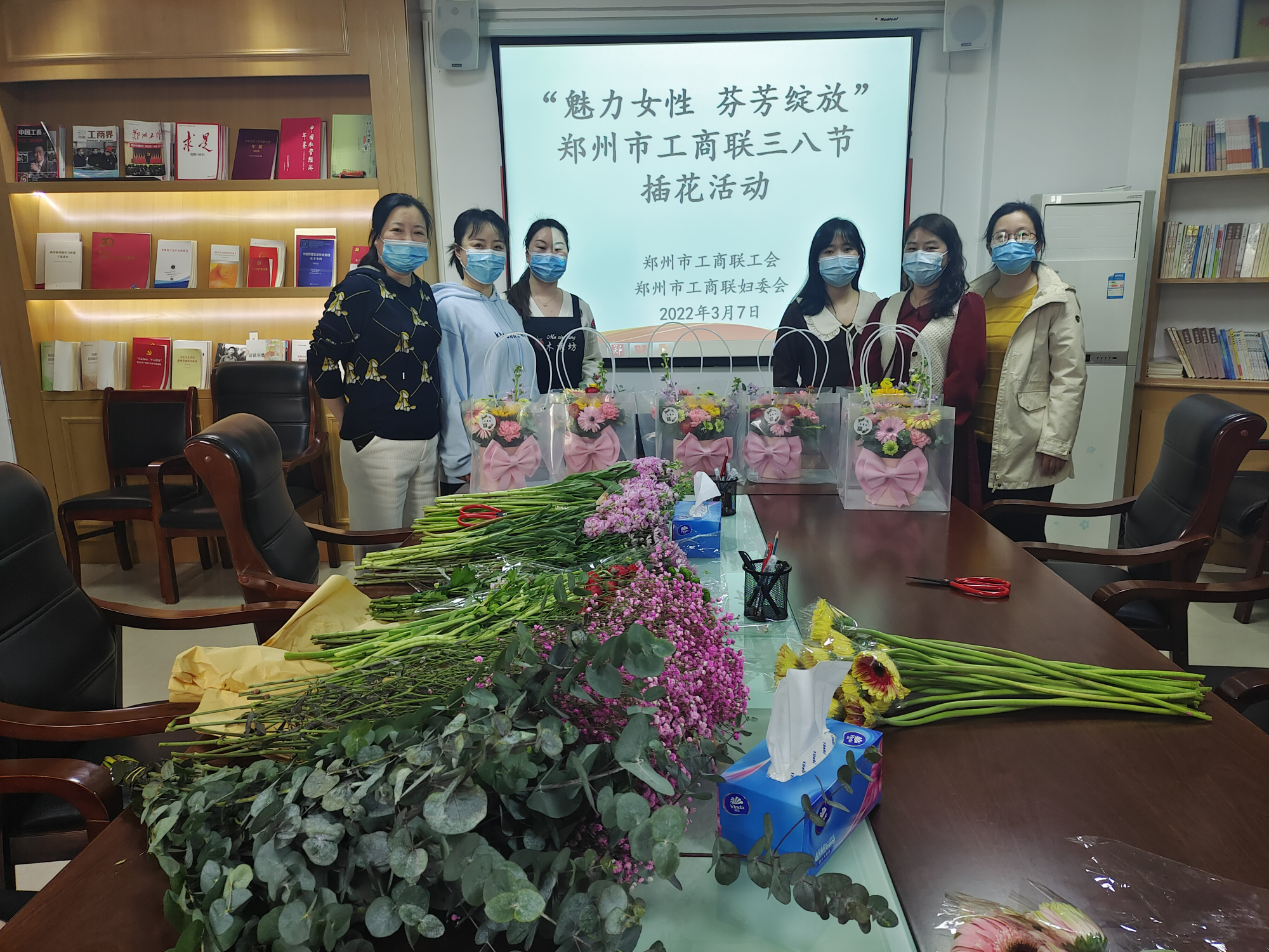 伟德体育直播开奖入口组织开展 “魅力女性 芬芳绽放”主题插花活动(图1) 图片11_副本.png