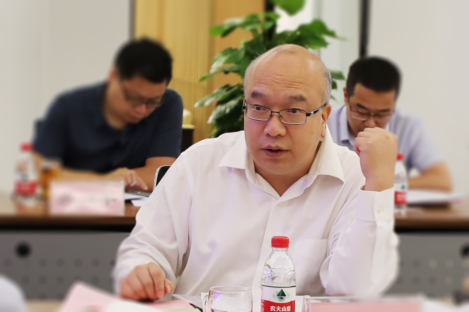 航空港区工商联召开主席会议暨会员代表座谈会(图3) 平本强同志传达学习.png