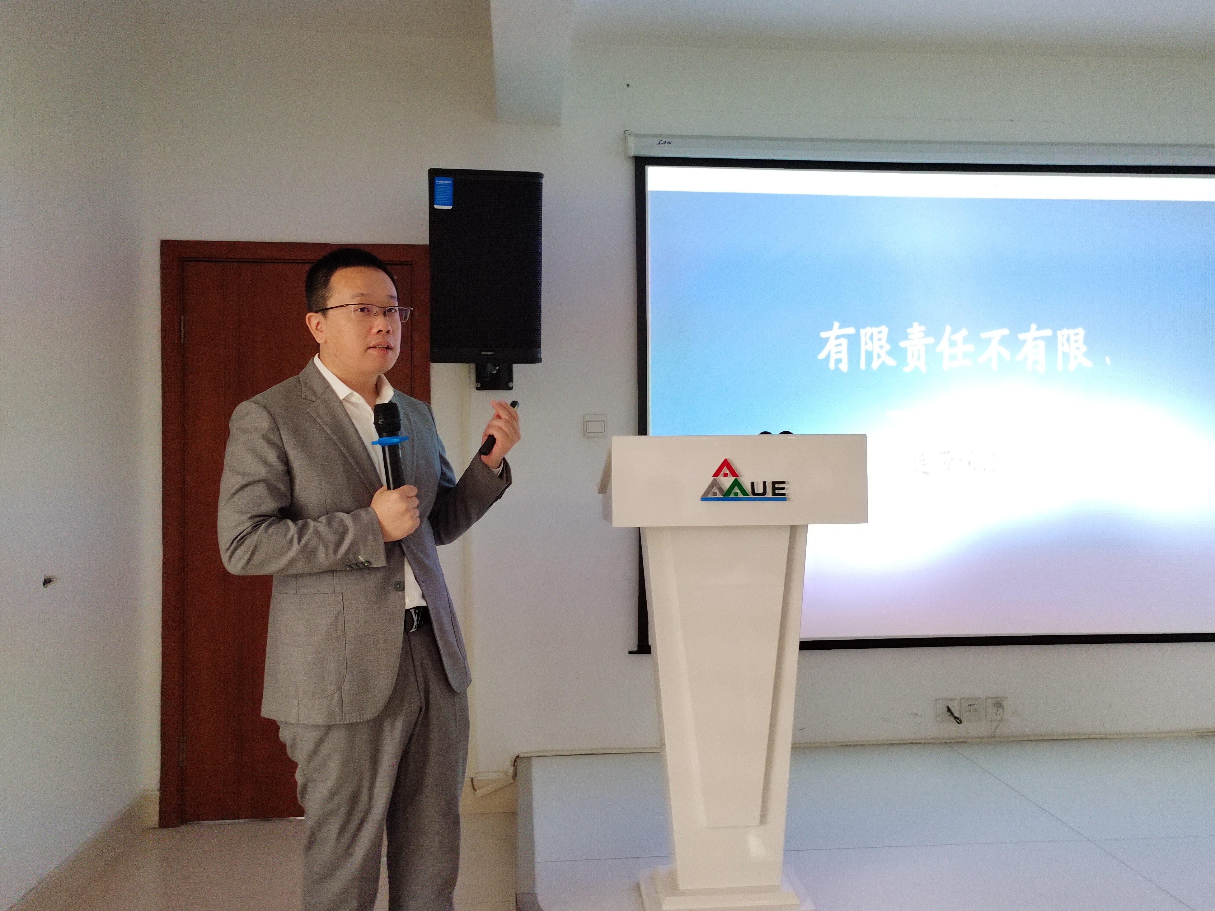 我商会“法律思维驱动商业”专题讲座暨“第二次业务交流会”成功举行(图3) 微信图片_20220720180358.jpg