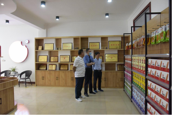 中牟县检察院、中牟县工商联联合普法进企业(图3) image.png