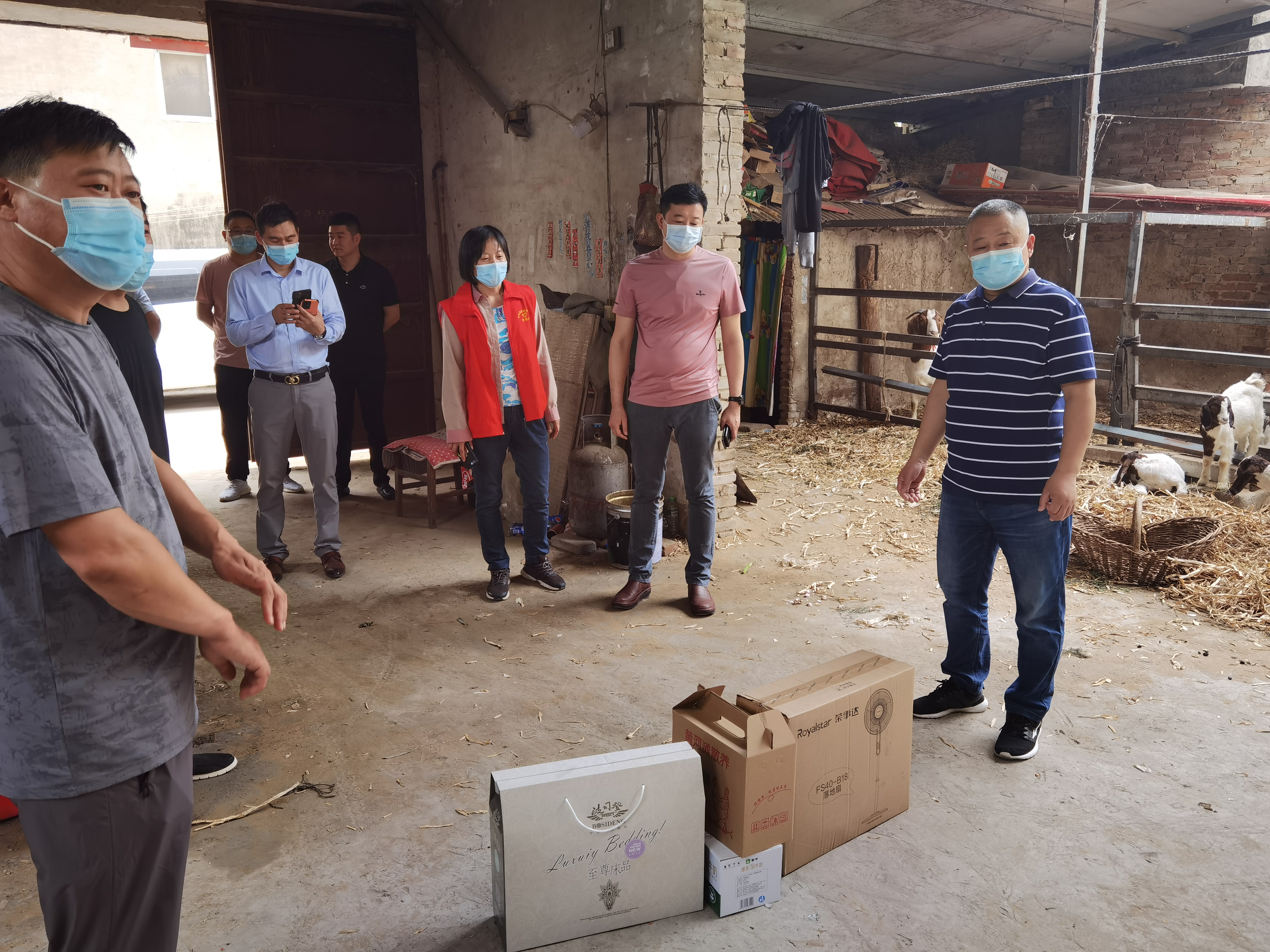 爱心协会情系困境儿童 走访慰问献爱心 (图2) 县汽车配件协会慰问困境儿童3.jpg