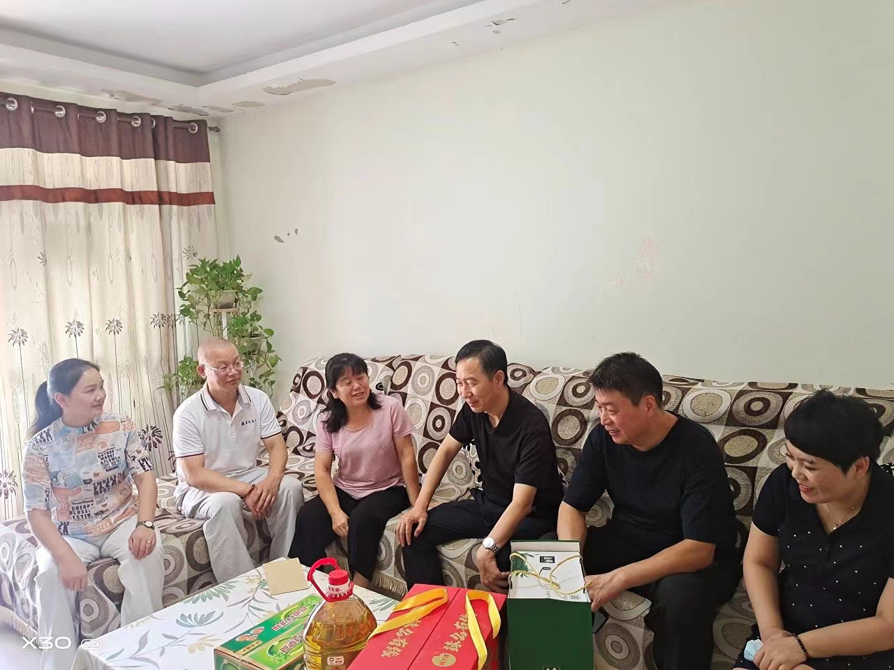 中牟县开展民营企业慰问困难教师活动(图1) 5062d5e4fb866b12b2bd22fb596317b.jpg