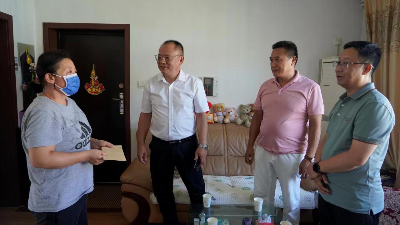 中牟县开展民营企业慰问困难教师活动(图2) 57d63c83f22e70043575ce5b641d6a8.jpg