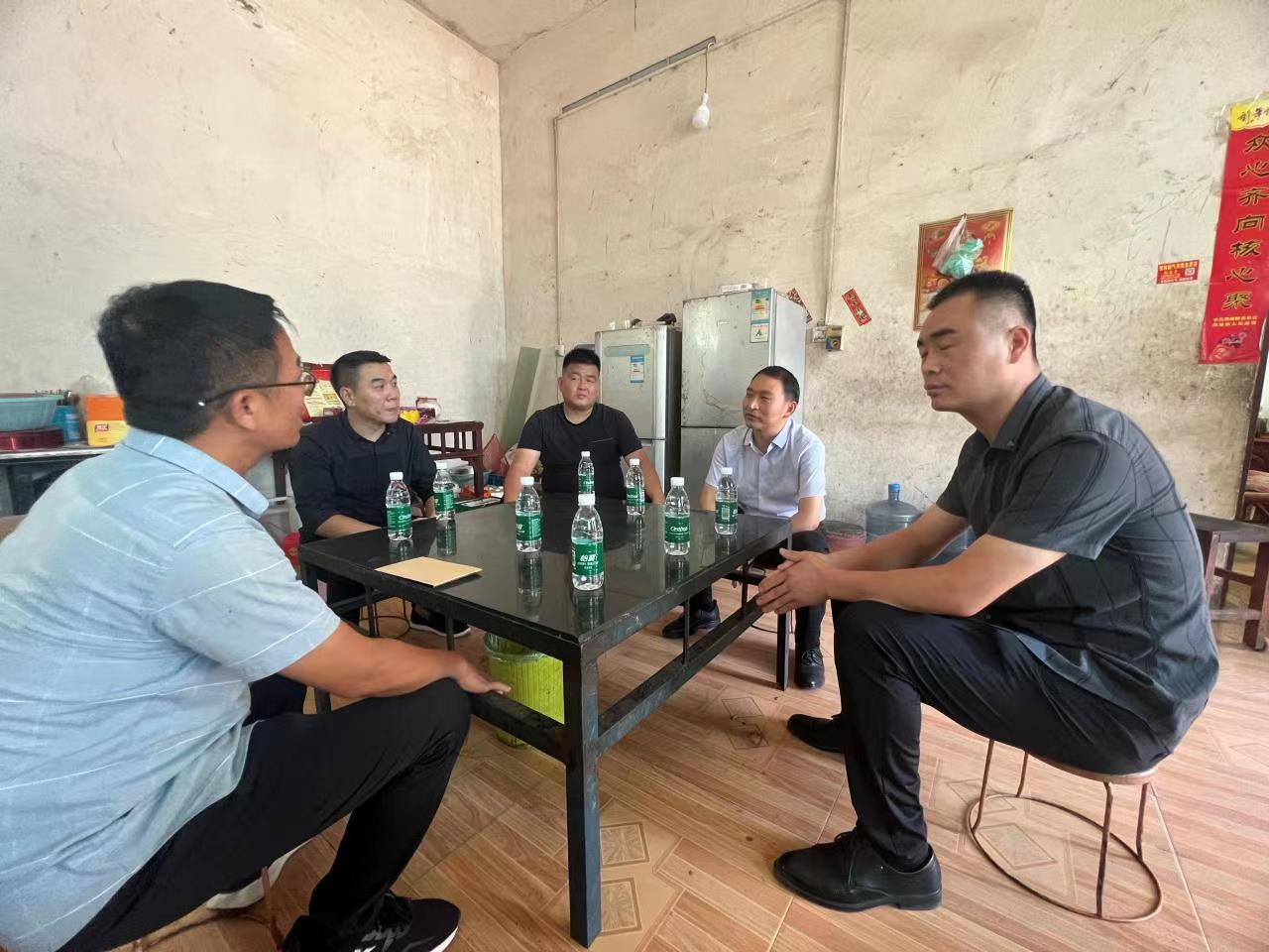 中牟县开展民营企业慰问困难教师活动(图3) f90dd865beed8f5d8c5ab39438f8ada.jpg