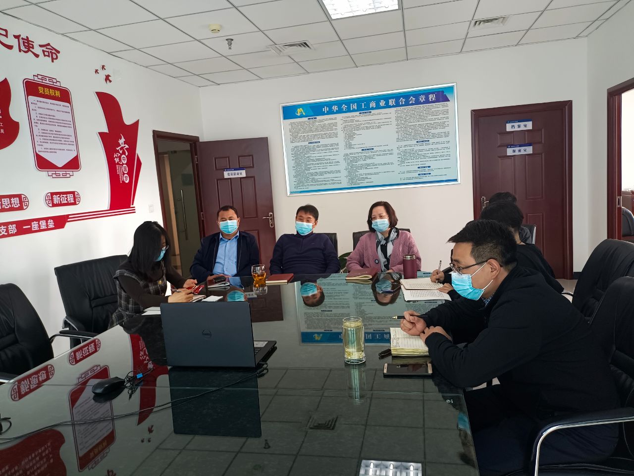 登封市工商联组织全体机关干部收听收看党的二十大开幕式(图3) IMG_20221016_102110.jpg