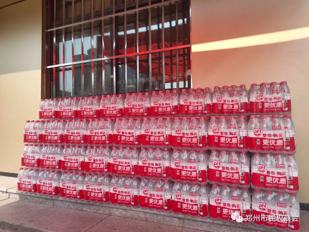 【商会动态】郑州市民权商会开展“清凉度盛夏 安康伴我行”送清凉公益活动(图1) 640.jpg