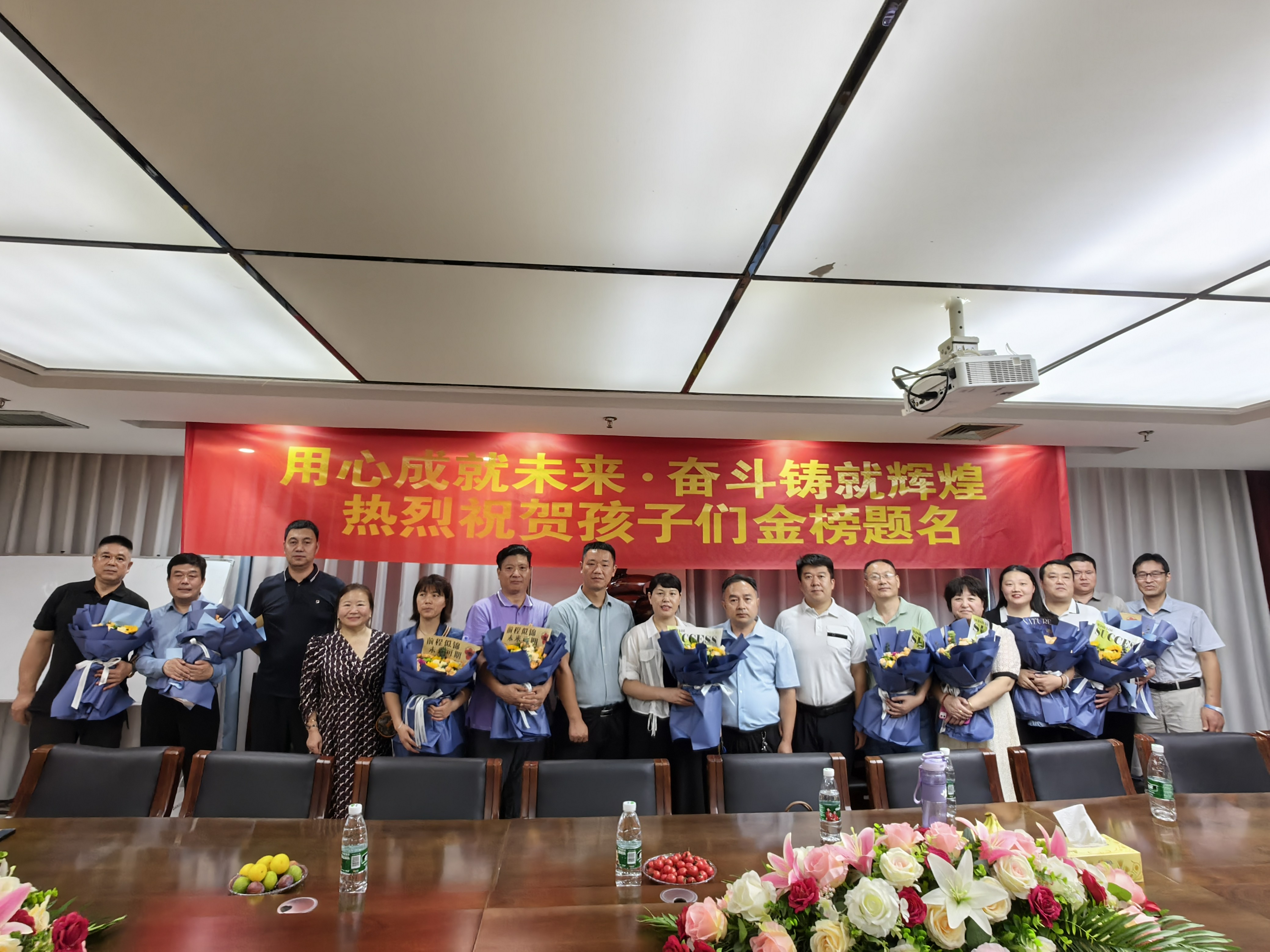 郑州延津商会举办关爱下一代助学活动(图6) e5d444862077647214597c3c85bef20.jpg