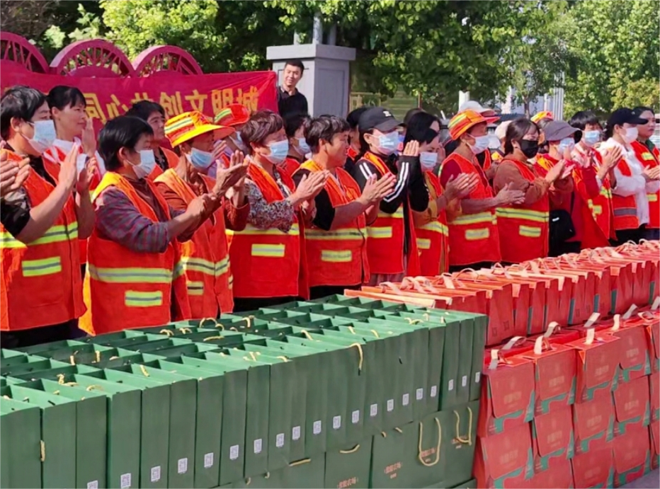 情牵睢县 爱在中秋--郑州市商丘商会慰问一线环卫工人活动(图2) 图片2.png