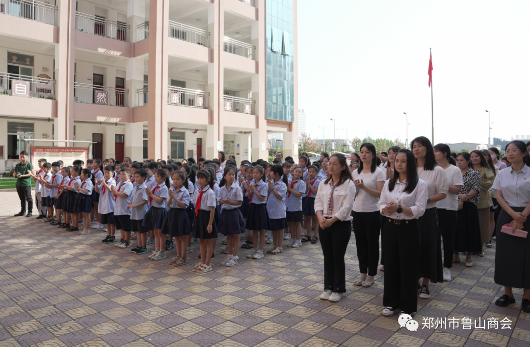 郑州市鲁山商会心系家乡捐赠教学设备(图5) 640 (4).png