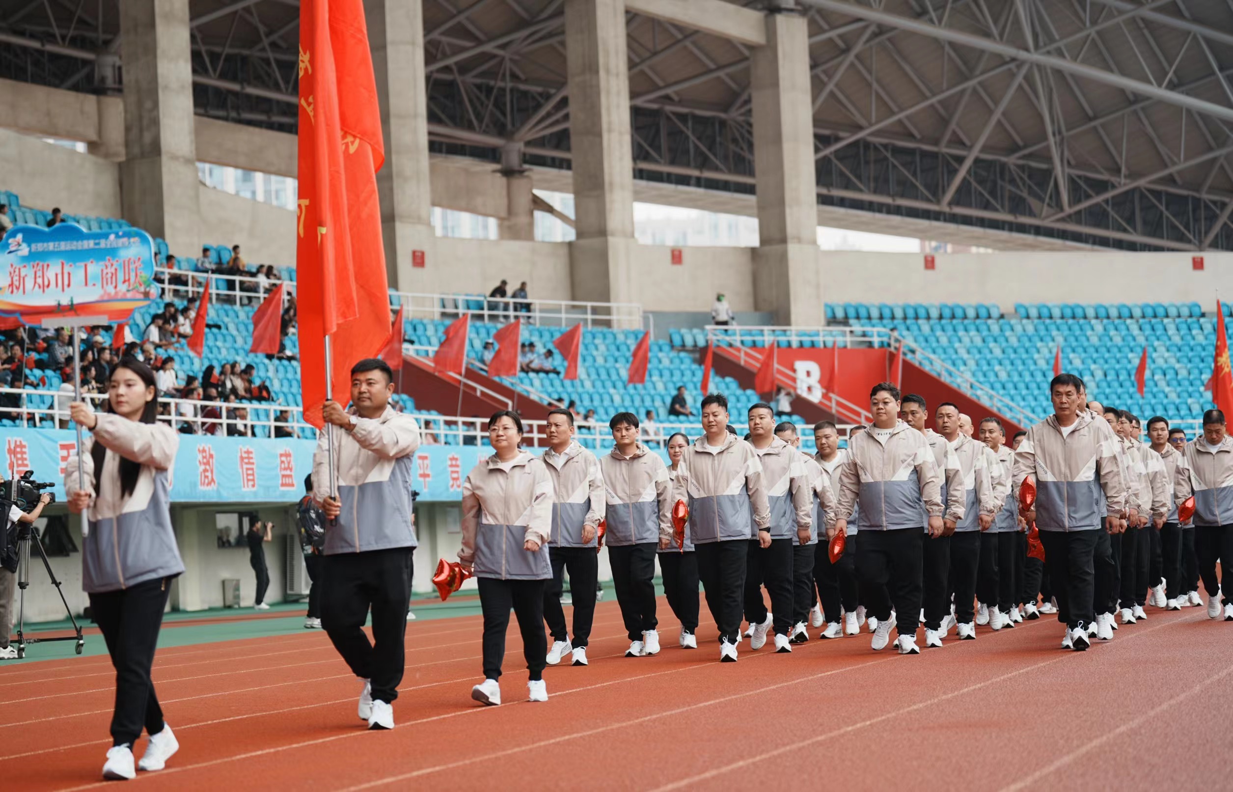 新郑市工商联参加第五届运动会暨第二届全民健身大会开幕式(图1) 2fa5a0509ca3124f4adc850f6874d59.jpg
