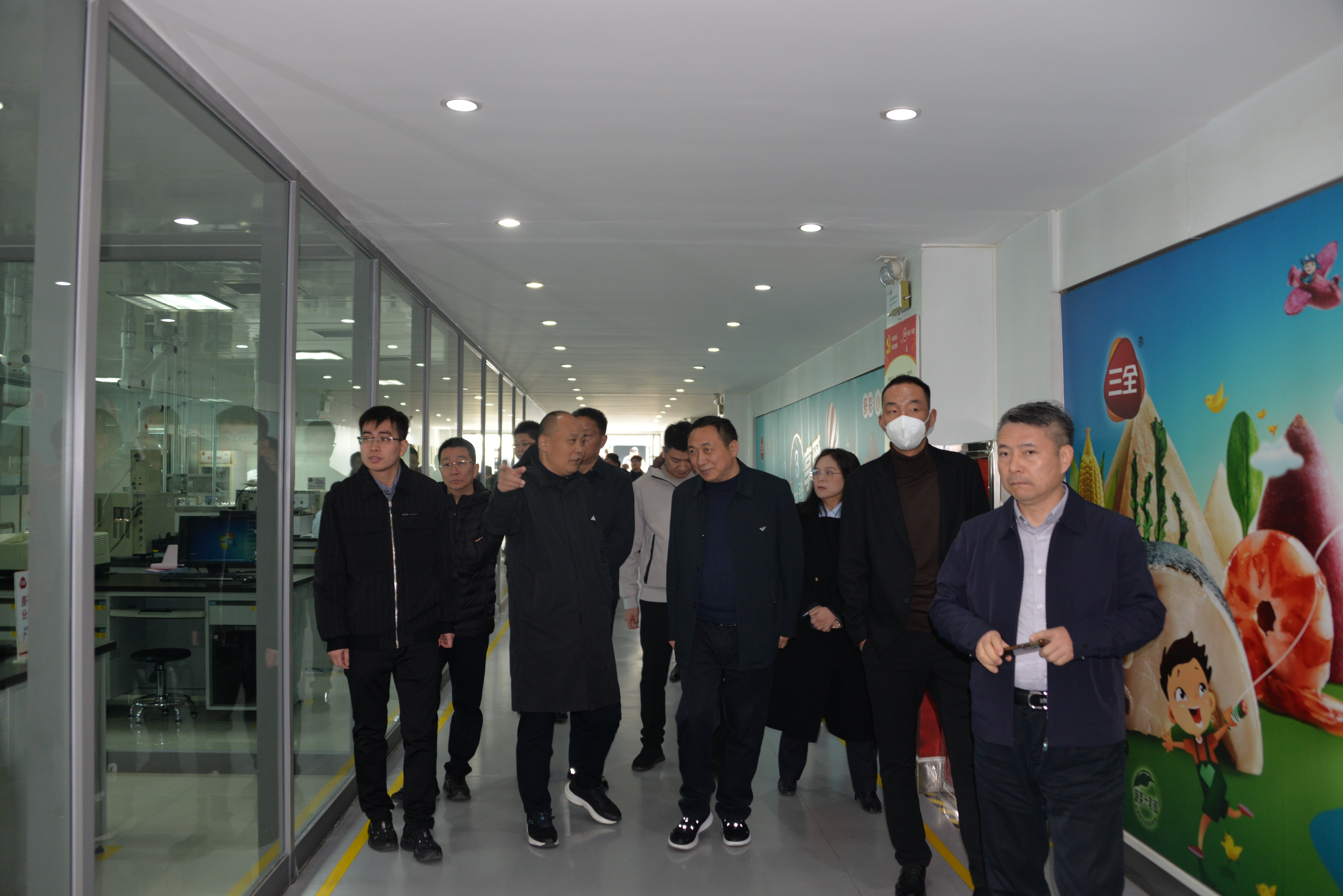 荥阳市工商联组织民营企业 赴郑州高新区、惠济区交流学习(图2) DSC_7692_proc.jpg