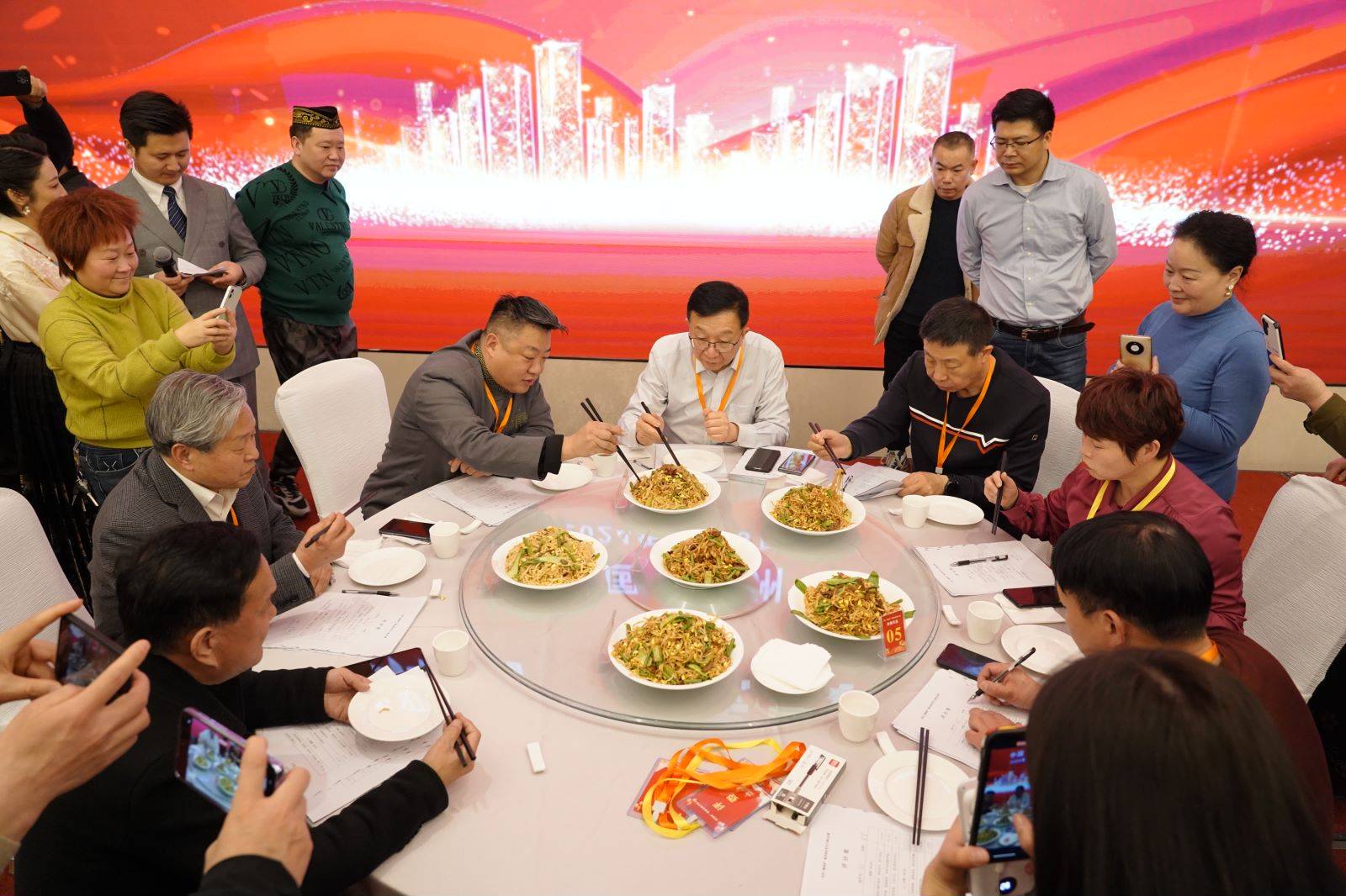 郑州市襄城商会“襄县焖面”大赛及迎新春团拜会圆满举行(图2) 评比现场(1).jpg