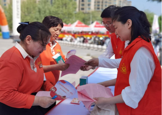 巩义市工商联举行民营经济政策法规集中宣传活动(图2) image.png