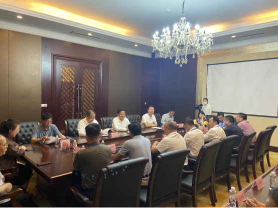 巩义市委书记袁聚平会见参加第十届杜甫国际诗歌周的特邀商会领导及企业家代表(图1) image.png