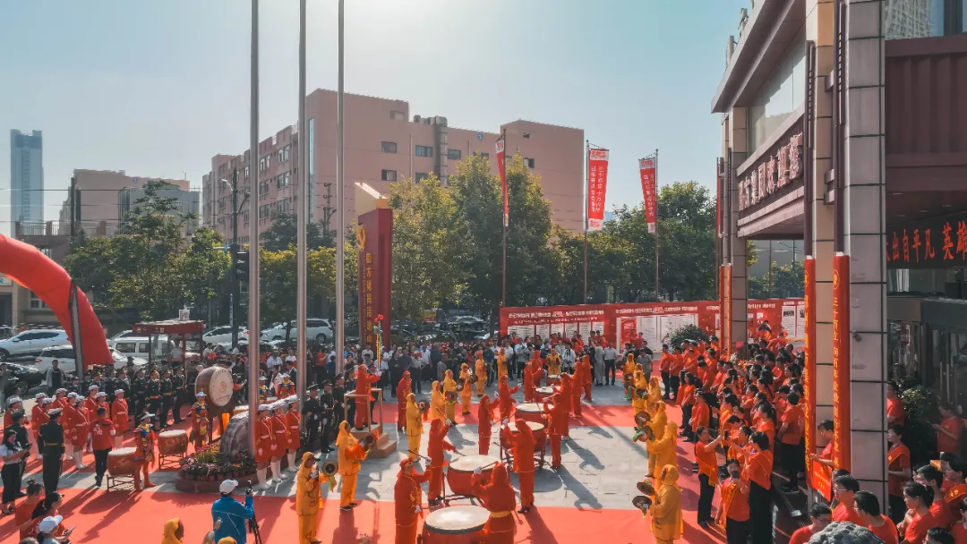 郑州市古玩业商会蒋继明会长受邀出席圆方三十年十万职工成果展(图1) 640.jpg