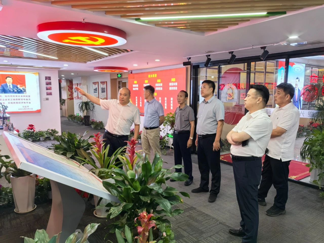 党建领航 红心惠企—伟德体育直播开奖入口在郑州市商丘商会组织举办商会党建交流活动(图1) 党建领航 红心惠企—伟德体育直播开奖入口在郑州市商丘商会组织举办商会党建交流活动(图1)