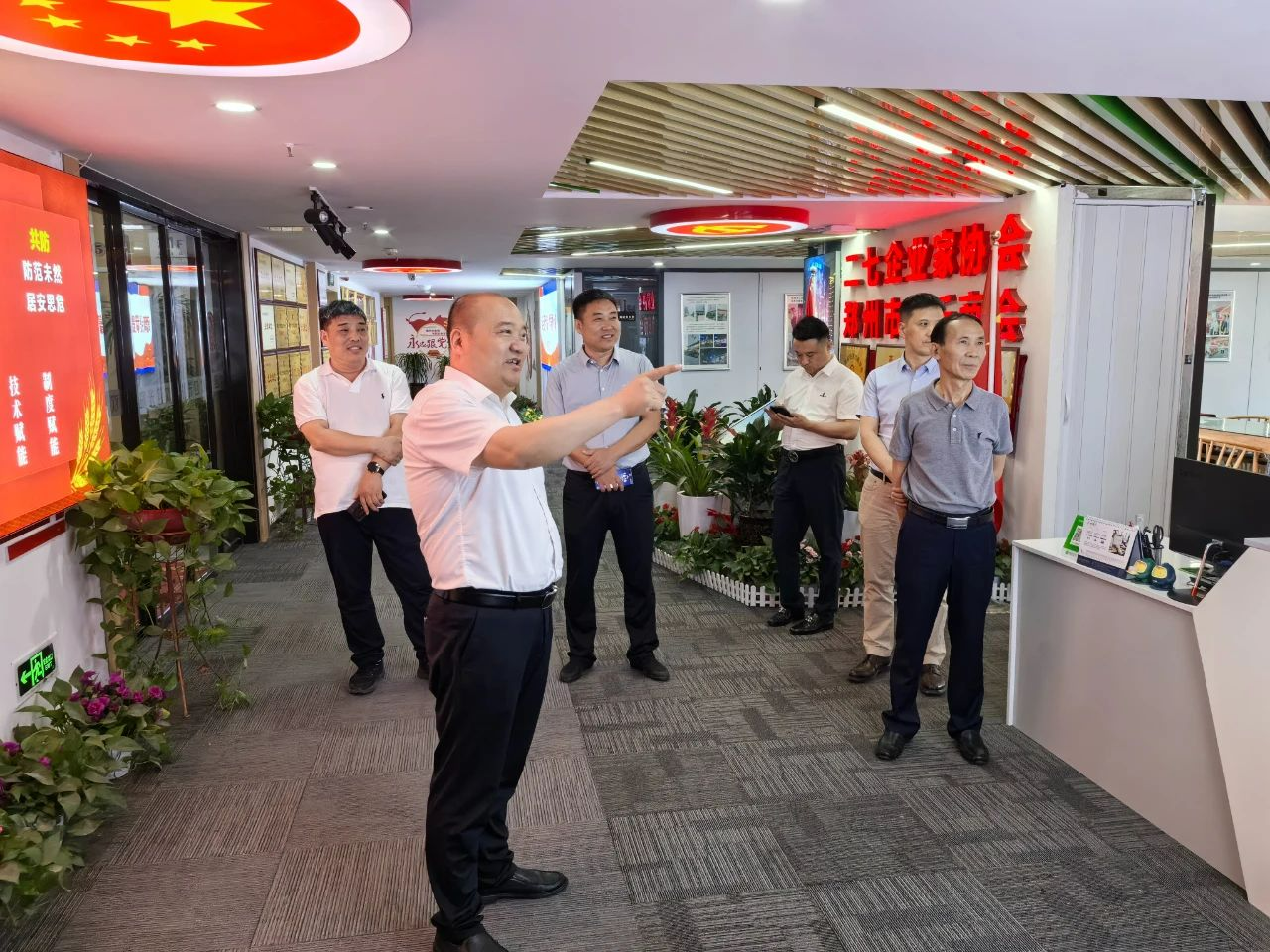 党建领航 红心惠企—伟德体育直播开奖入口在郑州市商丘商会组织举办商会党建交流活动(图2) 党建领航 红心惠企—伟德体育直播开奖入口在郑州市商丘商会组织举办商会党建交流活动(图2)