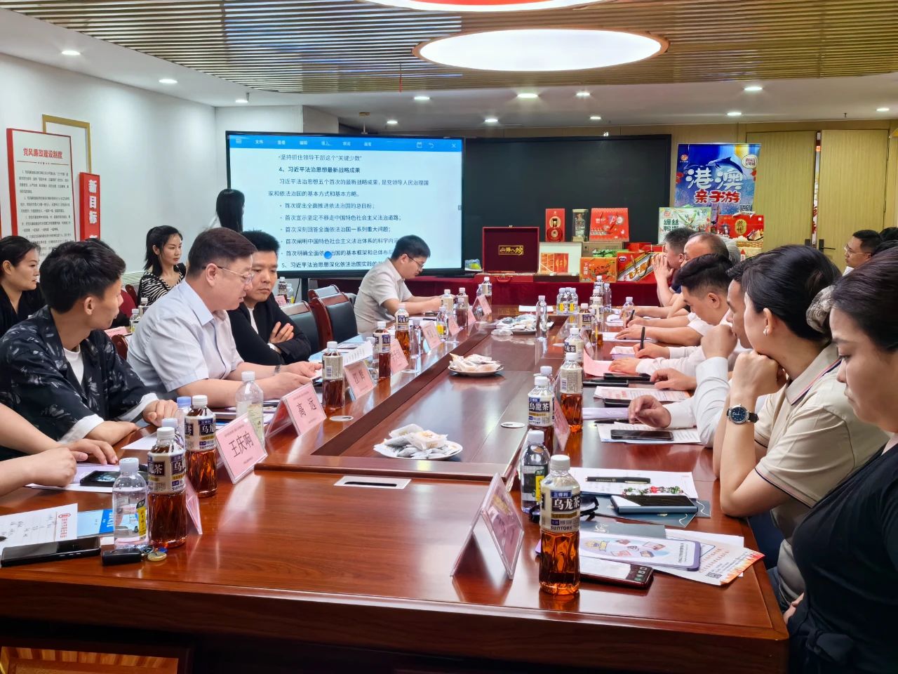 郑州市商丘商会组织召开《知法 懂法 用法---民法典知识讲座》活动(图2) 郑州市商丘商会组织召开《知法 懂法 用法---民法典知识讲座》活动(图2)