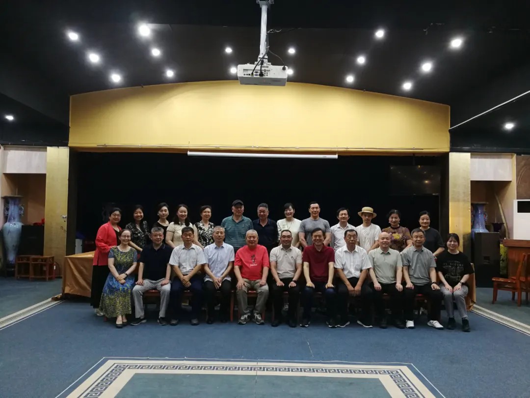 郑州市古玩业商会接待郑州十九中校友辅导员工作组参观(图1) 郑州市古玩业商会接待郑州十九中校友辅导员工作组参观(图1)