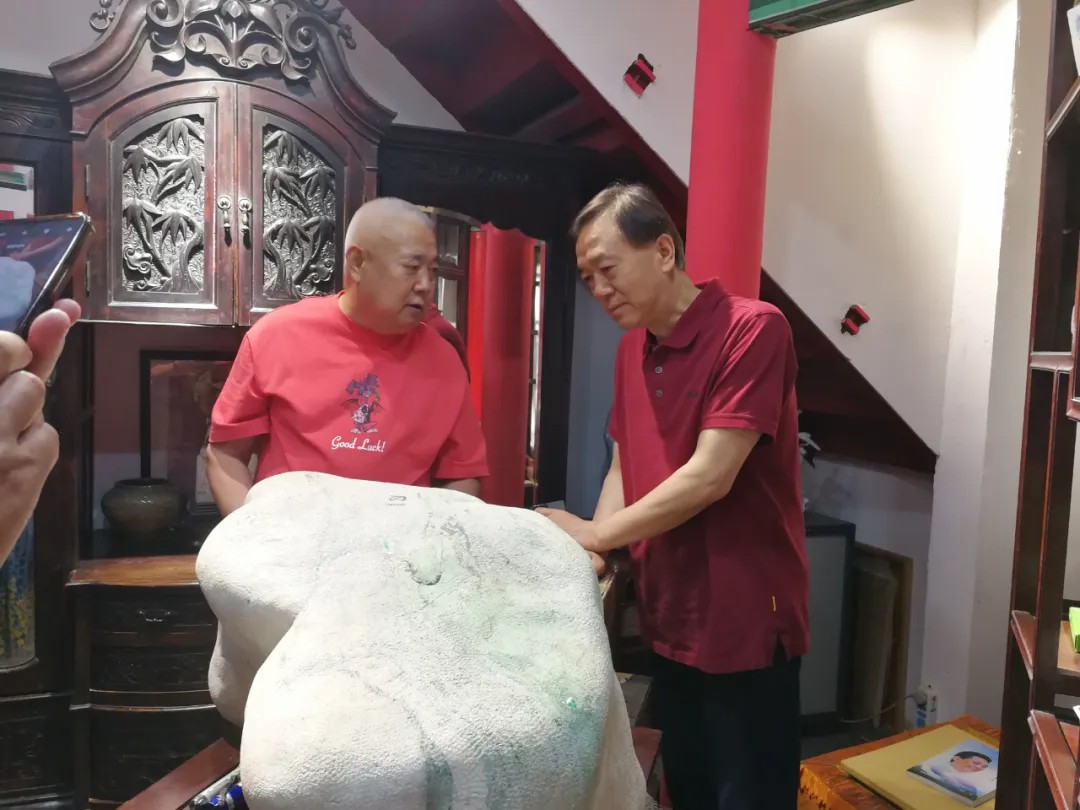 郑州市古玩业商会接待郑州十九中校友辅导员工作组参观(图2) 郑州市古玩业商会接待郑州十九中校友辅导员工作组参观(图2)