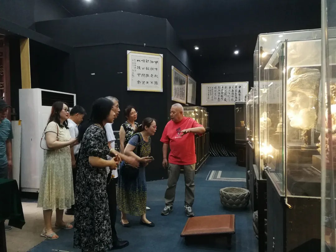 郑州市古玩业商会接待郑州十九中校友辅导员工作组参观(图3) 郑州市古玩业商会接待郑州十九中校友辅导员工作组参观(图3)