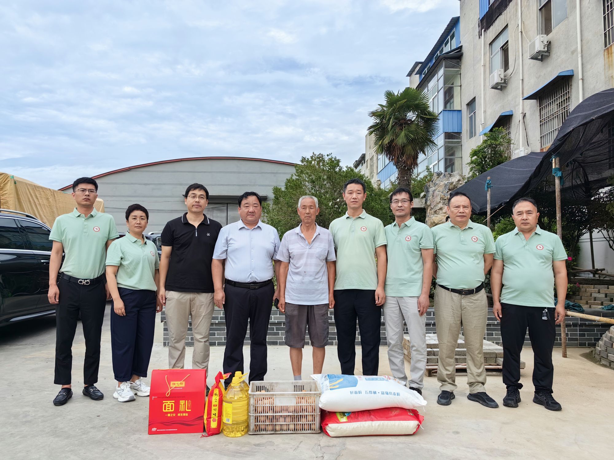 情暖八一 致敬军人——郑州延津商会慰问家乡退役老兵(图1) 情暖八一 致敬军人——郑州延津商会慰问家乡退役老兵(图1)