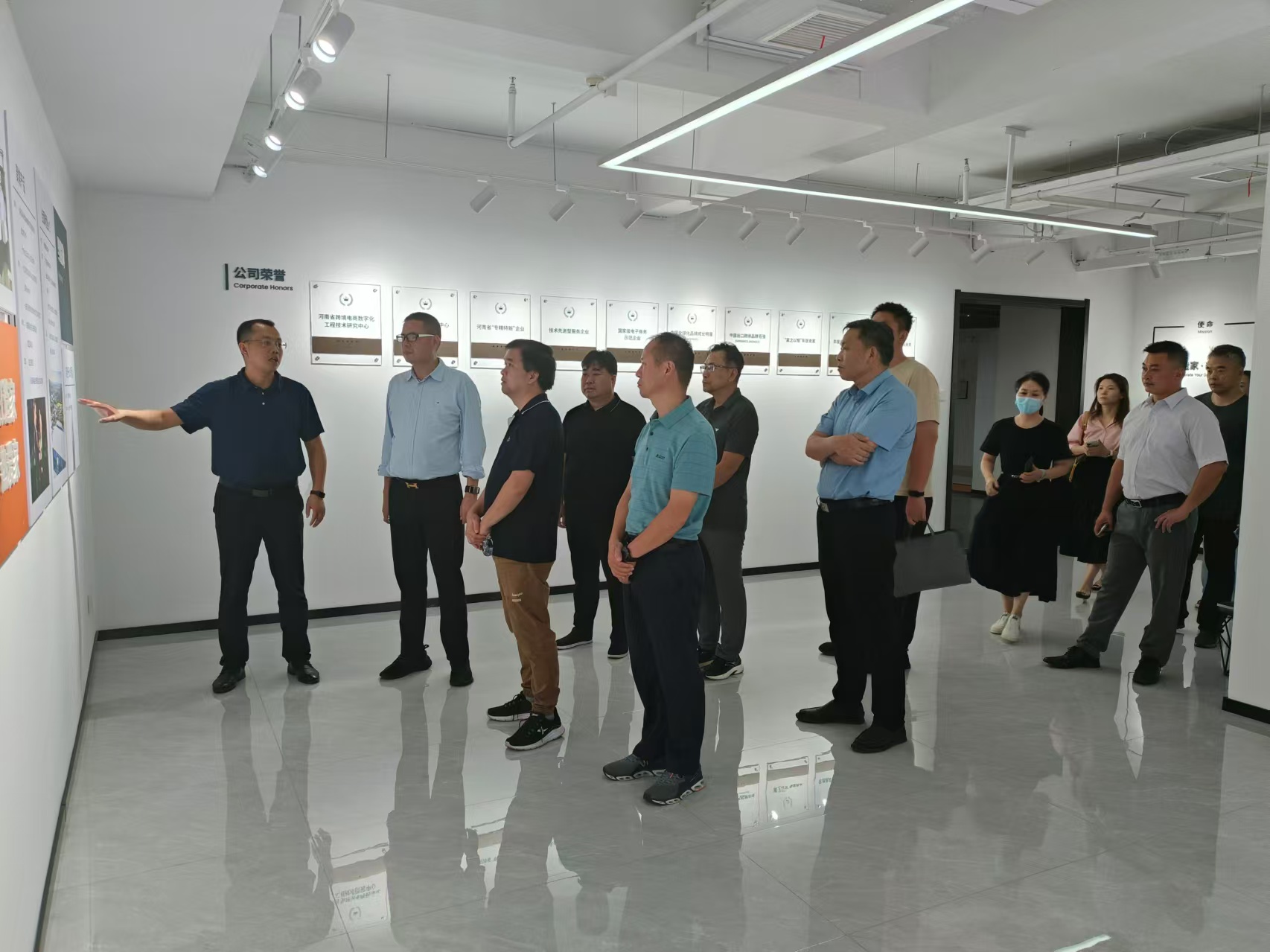 南宁市工商联调研组到二七区考察(图1)