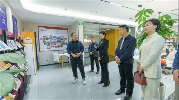 市工商联领导调研市工商联连锁产业委员会(图1) 1.jpg