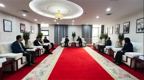 市工商联领导调研市工商联连锁产业委员会(图2) 2.jpg