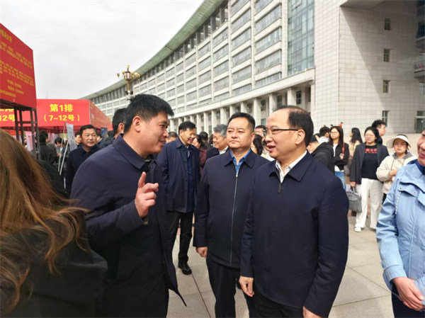 2025年河南省“百城千校万企”促就业行动 河南中医药大学校园双选会成功举行(图2) 2025年河南省“百城千校万企”促就业行动河南中医药大学校园双选会成功举行251.jpg