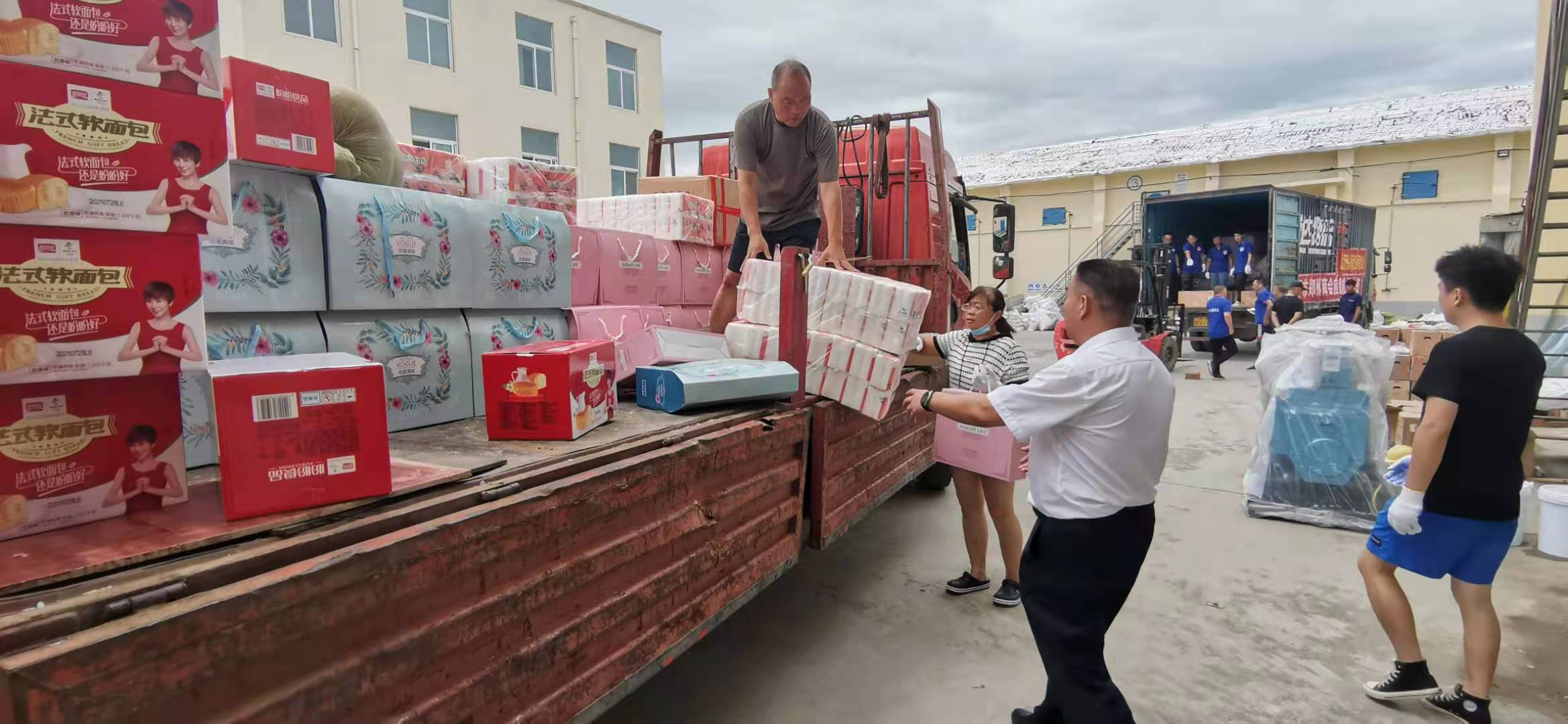 新郑市工商联组织两商会驰援卫辉市(图3)