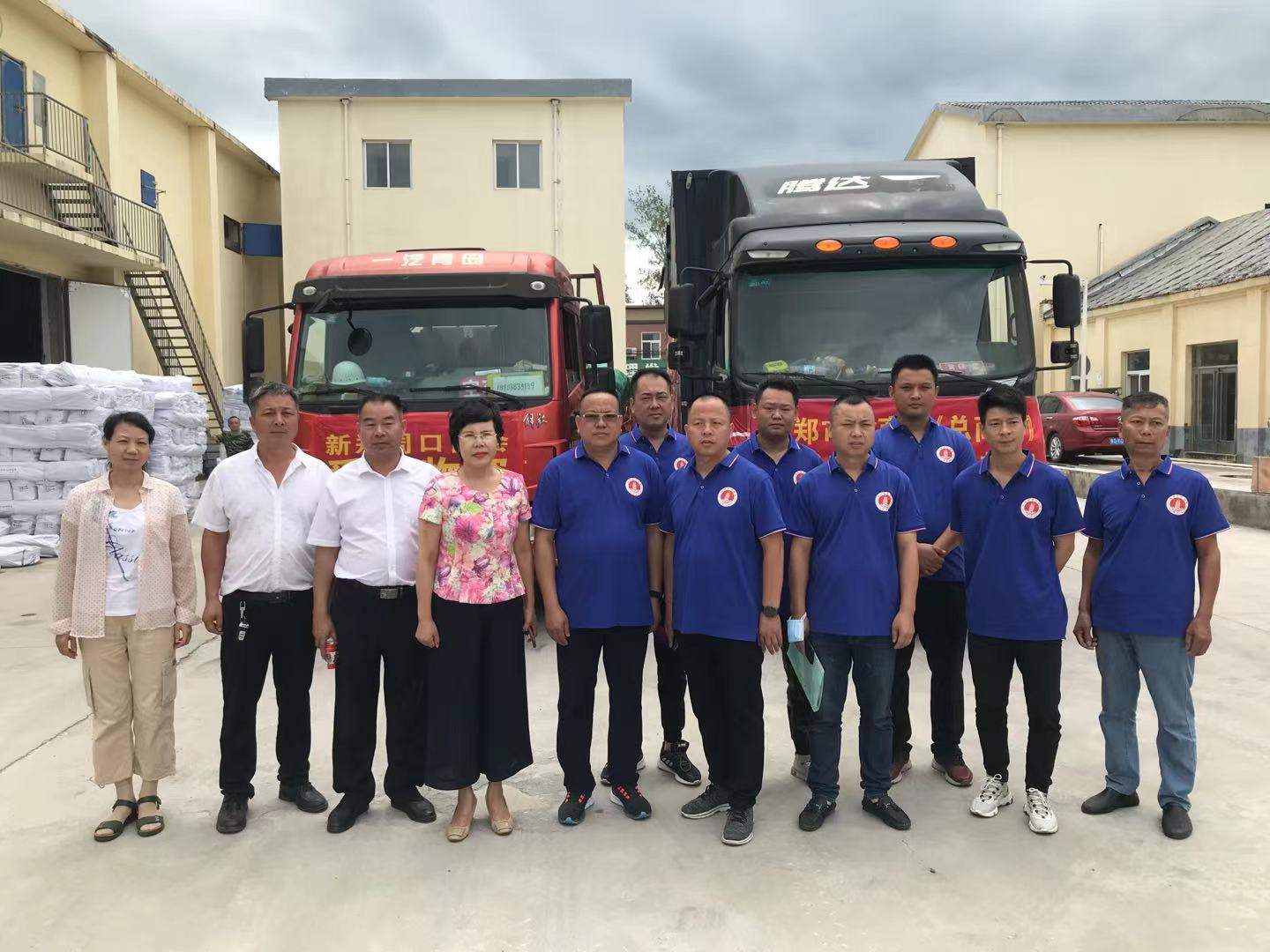 新郑市工商联组织两商会驰援卫辉市(图2)