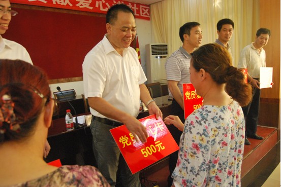 郑州市温州商会党委与西大街街道举行“帮扶助贫献爱心进社区”活动(图2)