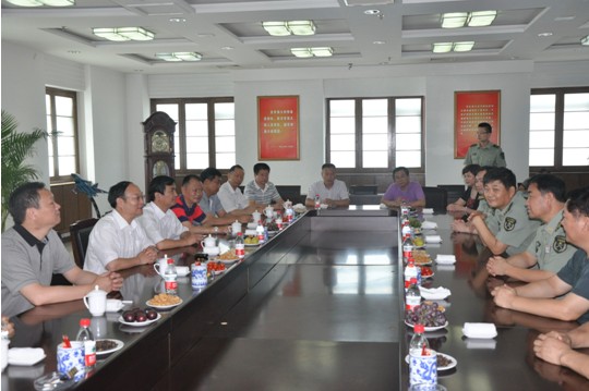 民企进军营 慰问子弟兵(图1) 民企进军营 慰问子弟兵(图1)