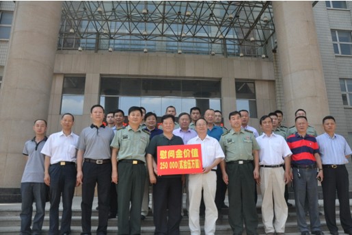 民企进军营 慰问子弟兵(图2) 民企进军营 慰问子弟兵(图2)