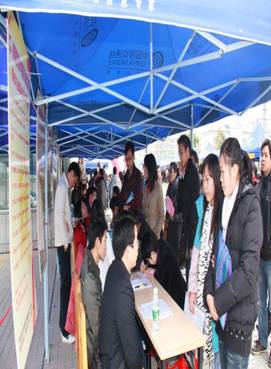 管城区举办“送政策 送岗位 送服务”进社区活动(图2) 管城区举办“送政策 送岗位 送服务”进社区活动(图2)