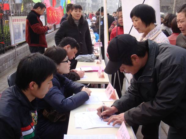 管城区举办“送政策 送岗位 送服务”进社区活动(图4) 管城区举办“送政策 送岗位 送服务”进社区活动(图4)